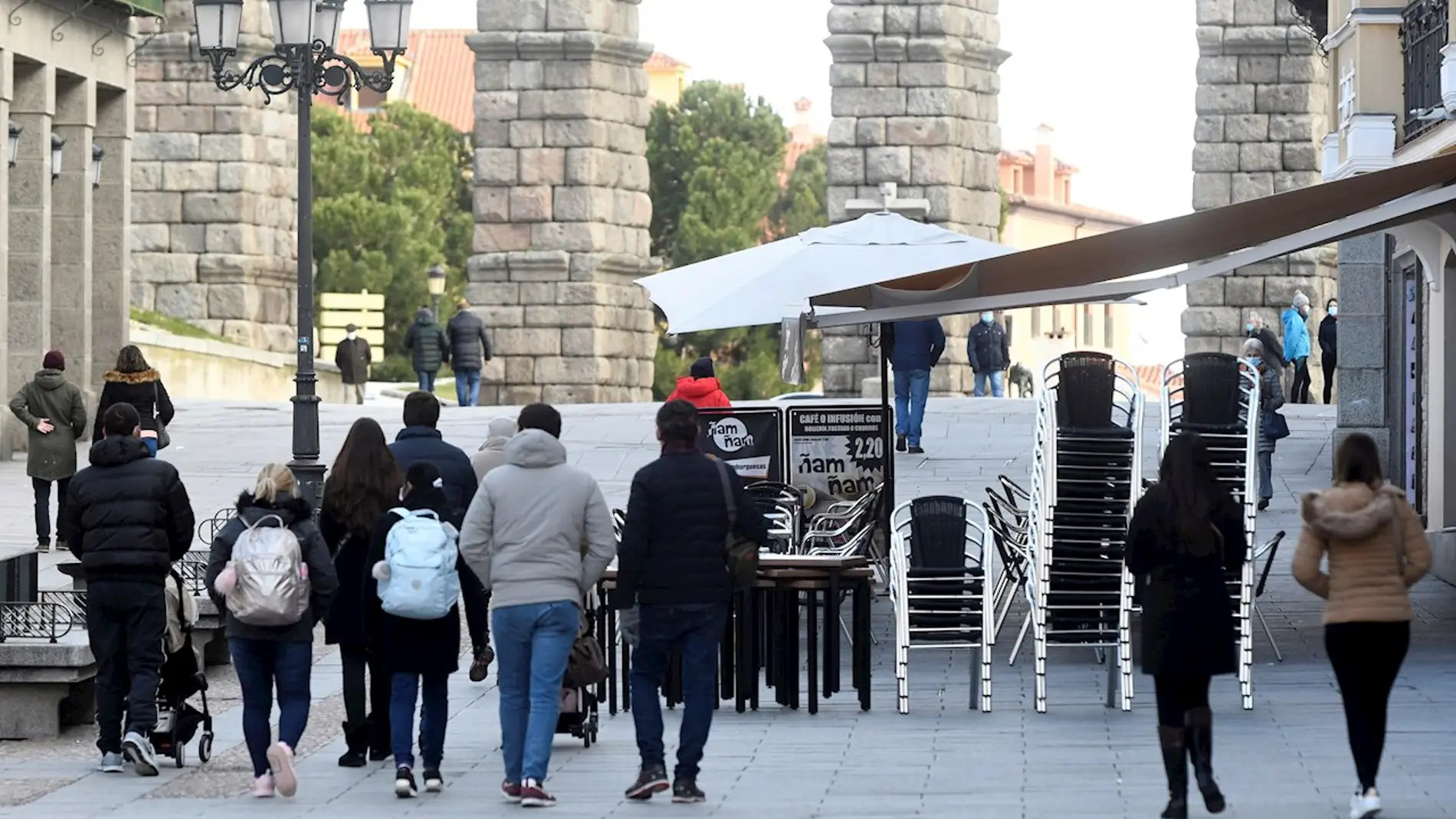Varias personas caminan por el centro de Segovia
