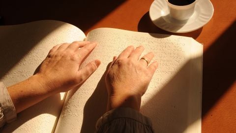 lectura de libro en braile