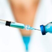 El rey de Arabia saudí, Salman bin Abdelaziz, recibe la primera dosis de la vacuna contra el coronavirus