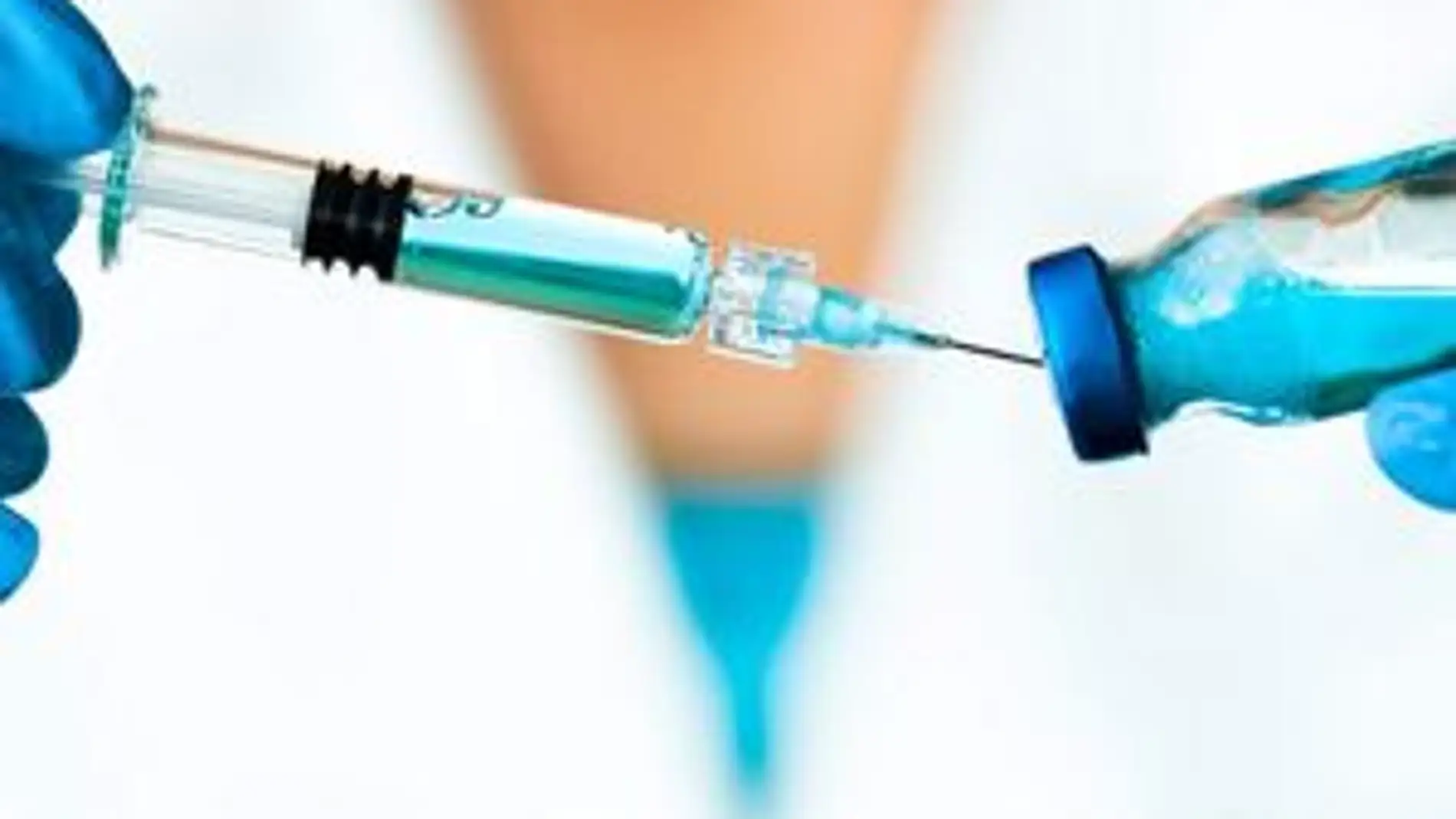El rey de Arabia saudí, Salman bin Abdelaziz, recibe la primera dosis de la vacuna contra el coronavirus