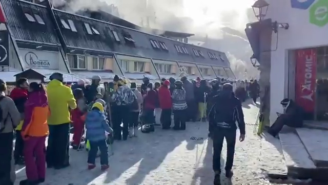 Denuncian exceso de aforo y falta de distancia social en Sierra Nevada Denuncian exceso de aforo y falta de distancia social en Sierra Nevada