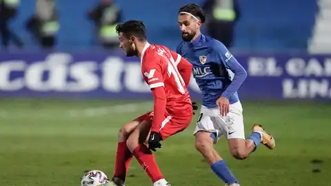 El sevillista Óscar Rodríguez controla el balón. El sevillista Óscar Rodríguez controla el balón.