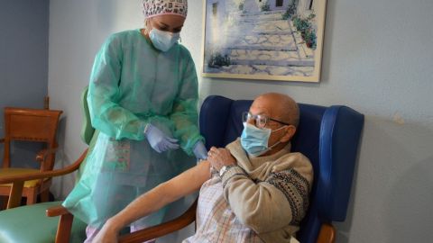 Diego Romero T&aacute;rrega, residente de Elche Senior recibe la primera dosis de la vacuna contra la covid-19.