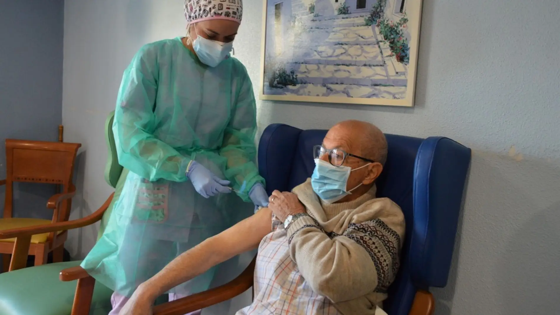 Diego Romero Tárrega, residente de Elche Senior recibe la primera dosis de la vacuna contra la covid-19.