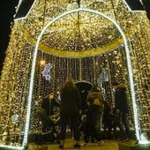 A iluminación artística de Nadal continuará engalanando as rúas da cidade até o domingo A iluminación artística de Nadal continuará engalanando as rúas da cidade até o domingo