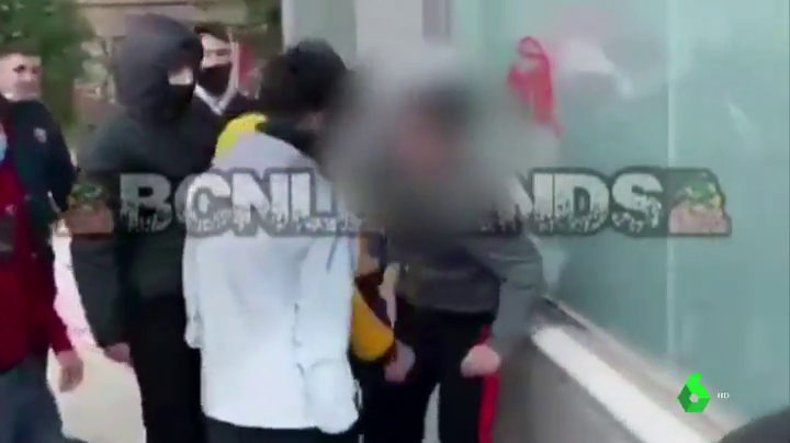 Los Mossos investigan la agresión de un grupo de jóvenes a un menor autista en Barcelona Los Mossos investigan la agresión de un grupo de jóvenes a un menor autista en Barcelona