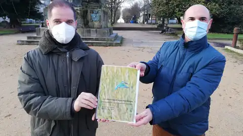Ivan Puentes,concelleiro de Desenvolvemento Sostible e o biólogo Vítor Xosé Cabaleiro Más de Uno Pontevedra