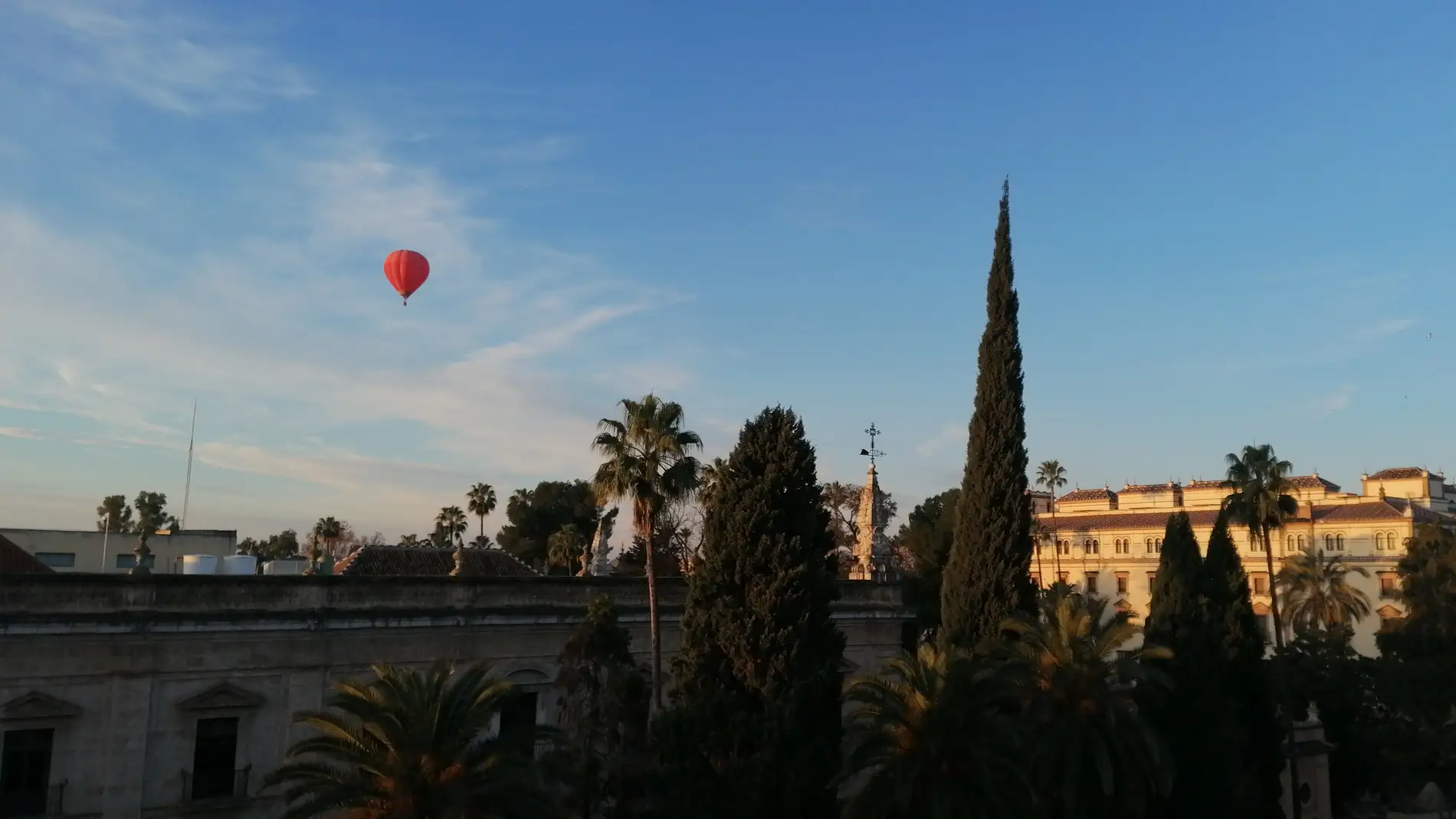 Los Reyes Magos sobrevuelan Sevilla en globo aerostático