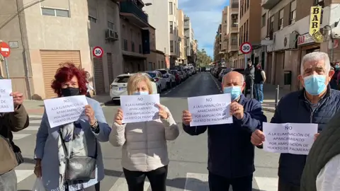 Vecinos de Puertas Coloradas de Elche se concentran contra la eliminación de aparcamientos. Vecinos de Puertas Coloradas de Elche se concentran contra la eliminación de aparcamientos.