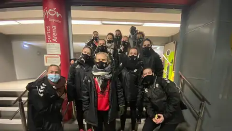 La plantilla del Club Balonmano Elche, en Gijón. BALONMANO