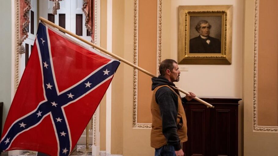 Un seguidor de Trump, con una bandera confederada en los pasillos del Capitolio