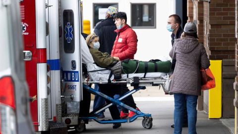 Trasladan en ambulancia a una enferma de COVID-19 en Nueva York