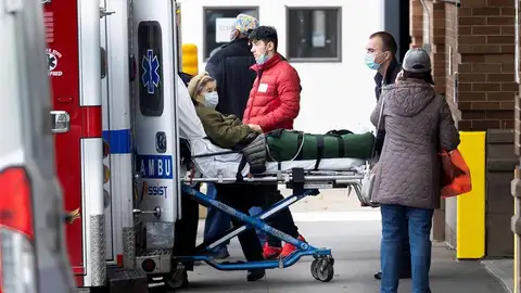 Trasladan en ambulancia a una enferma de COVID-19 en Nueva York Trasladan en ambulancia a una enferma de COVID-19 en Nueva York