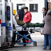 Trasladan en ambulancia a una enferma de COVID-19 en Nueva York