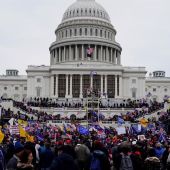 Seguidores de Donald Trump asaltan el Capitolio en contra de la victoria de Joe Biden.