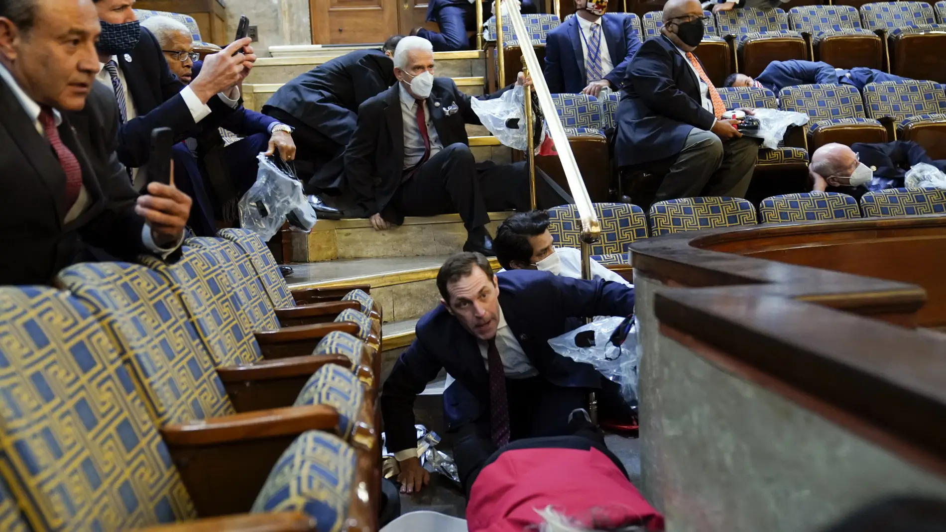 Senadores y Congresistas se protegen en una de las salas del Capitolio