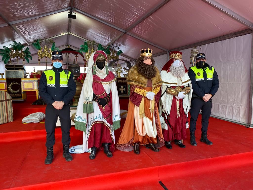 La noche del roscón de reyes se salda con la disolución de cinco fiestas en domicilios particulares La noche del roscón de reyes se salda con la disolución de cinco fiestas en domicilios particulares