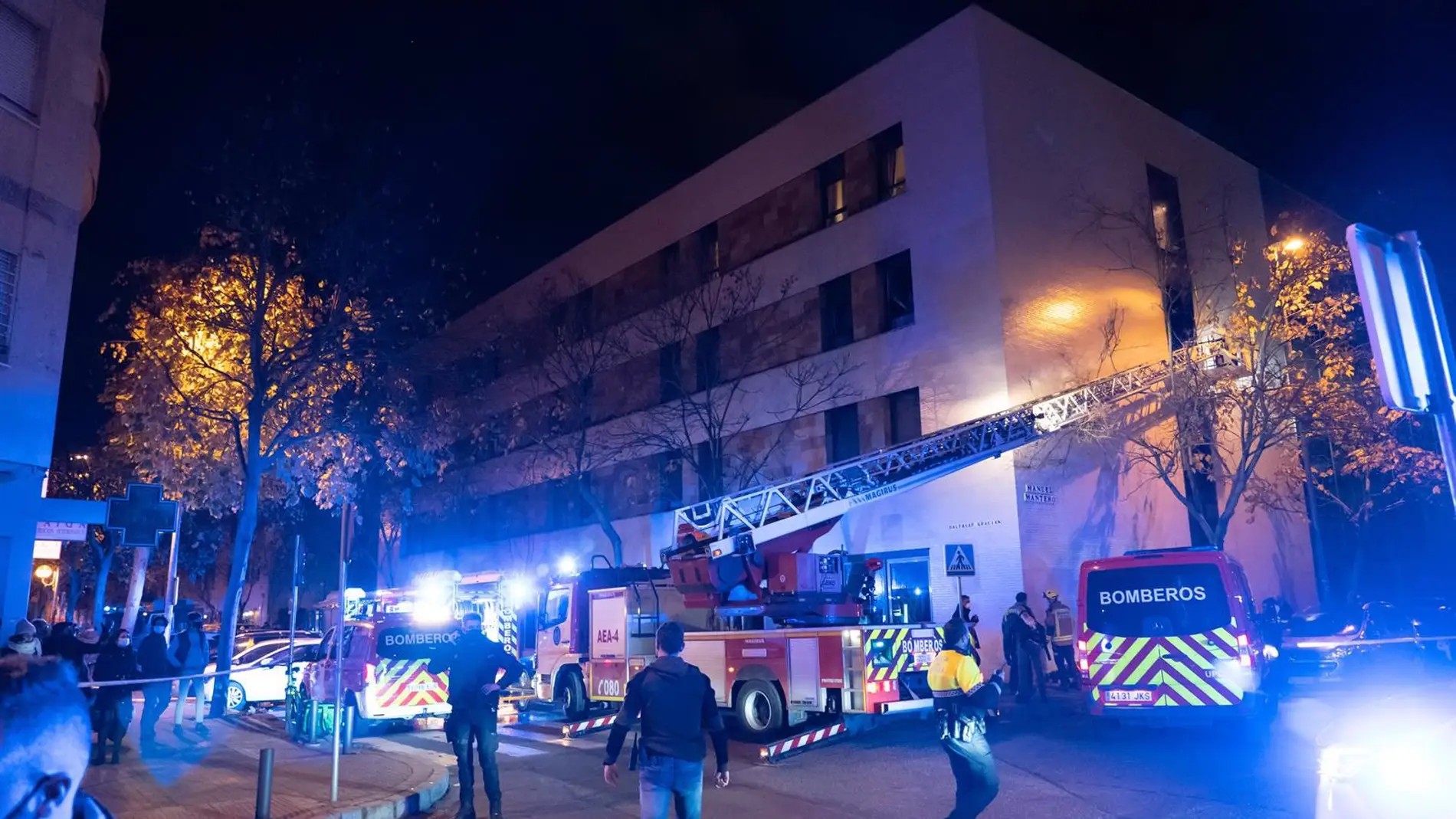 Efectivos de emergencias en la residencia incendiada de Sevilla.