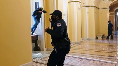 Un polic&iacute;a se defiende del asalto al Capitolio de Estados Unidos
