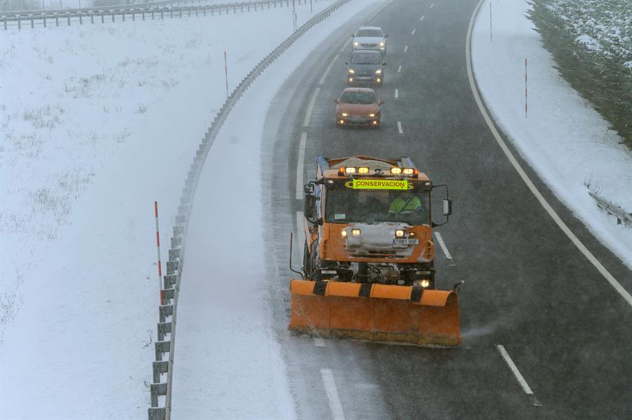 Más de 130 carreteras afectadas por la nieve de la borrasca Filomena Más de 130 carreteras afectadas por la nieve de la borrasca Filomena