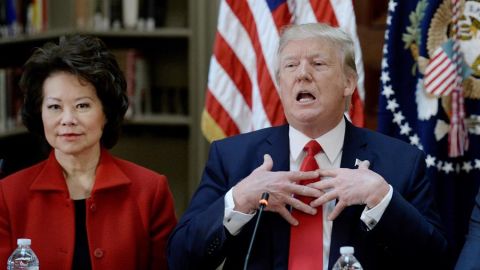 Donald Trump junto a la secretaria de Transportes Elaine Chao, que ha renunciado a su cargo tras la insurrección en el Capitolio