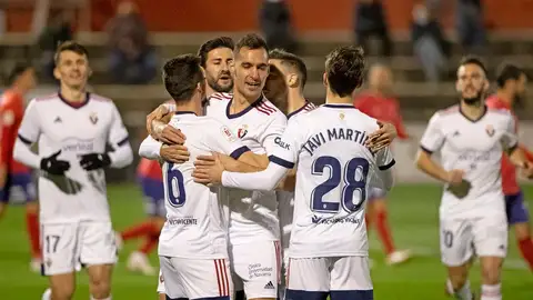 Olot 0-3 Osasuna Los jugadores de Osasuna celebran el 0-1 de Oier