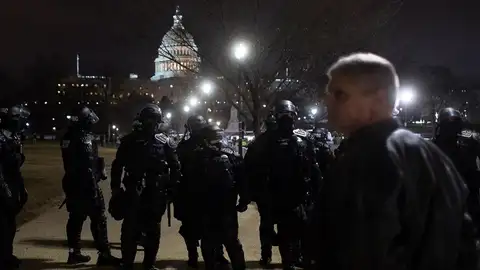 Las fuerzas de seguridad frente al Capitolio Las fuerzas de seguridad frente al Capitolio