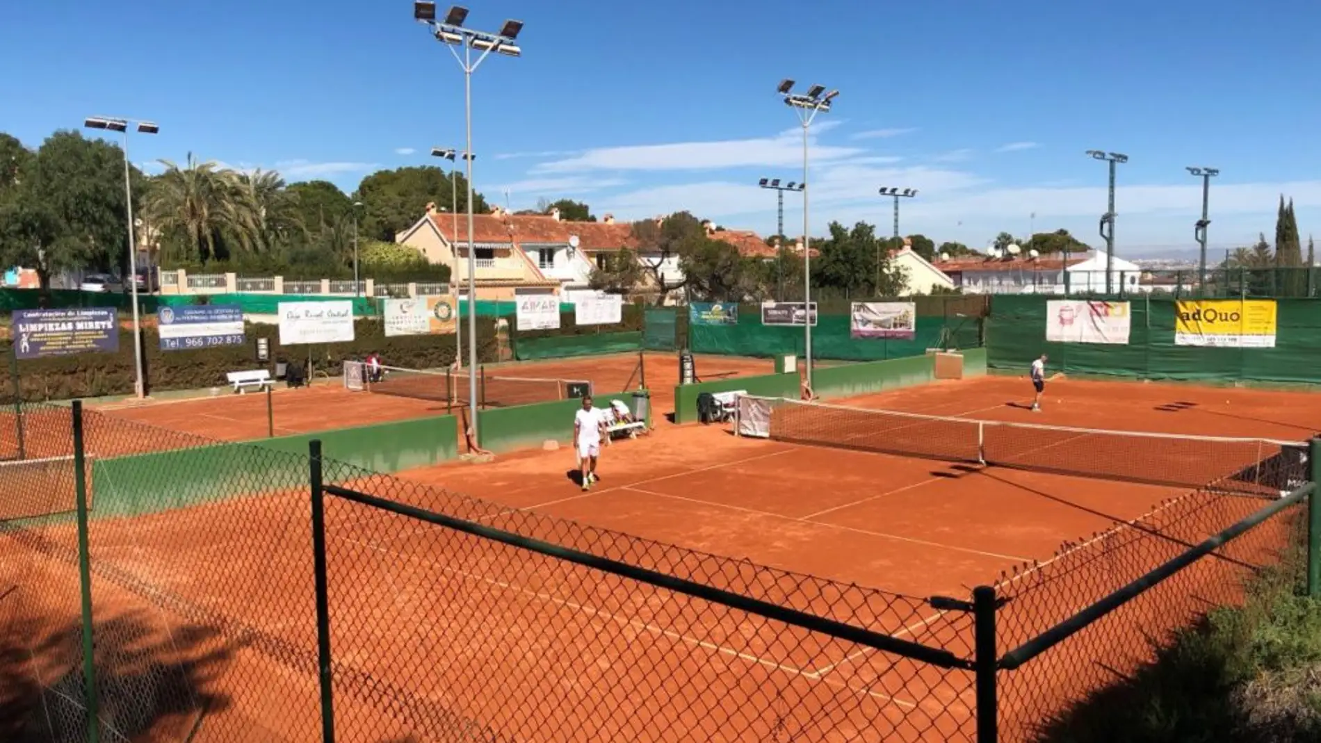 Los equipos alevín capitaneado por el joven Oscar Pantoja e infantil capitaneado por la brillante promesa Charo Esquiva del Club de Tenis de Torrevieja, se han proclamado CAMPEONES PROVINCIALES 