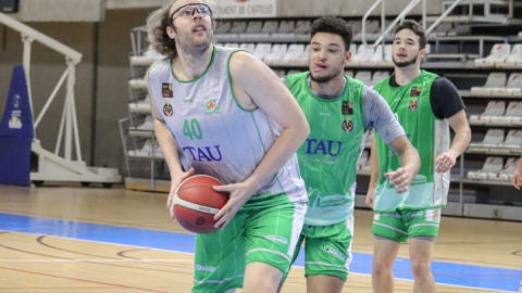 Matt Stainbrook, jugador de Tau