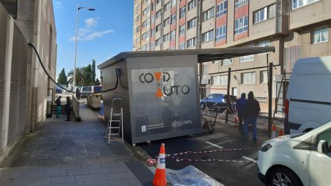 Carpa covidauto derribada por un autobús 