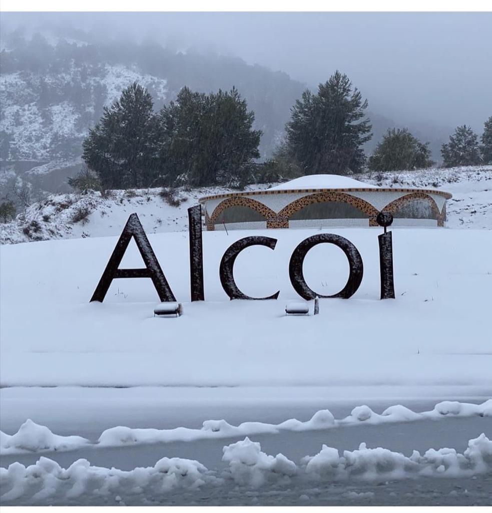 Las previsiones meteorológicas se cumplen y la nieve llega al interior de la provincia Las previsiones meteorológicas se cumplen y la nieve llega al interior de la provincia
