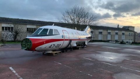 Curiosidades: Un avi&oacute;n Falcon en un patio de un centro educativo de Formaci&oacute;n Profesional de Lugo