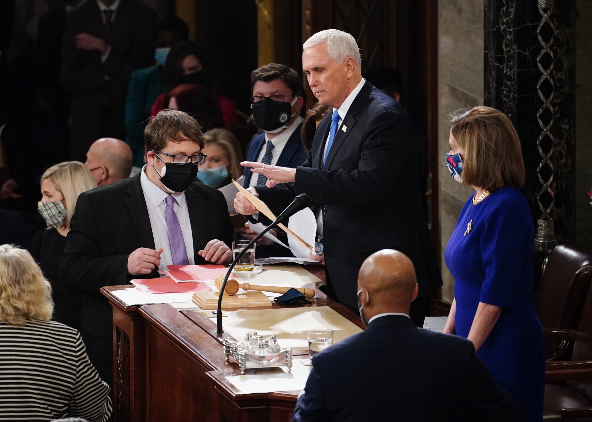 Mike Pence reanuda la sesión en el Capitolio: "No habéis ganado, la violencia nunca gana" Mike Pence reanuda la sesión en el Capitolio: "No habéis ganado, la violencia nunca gana"