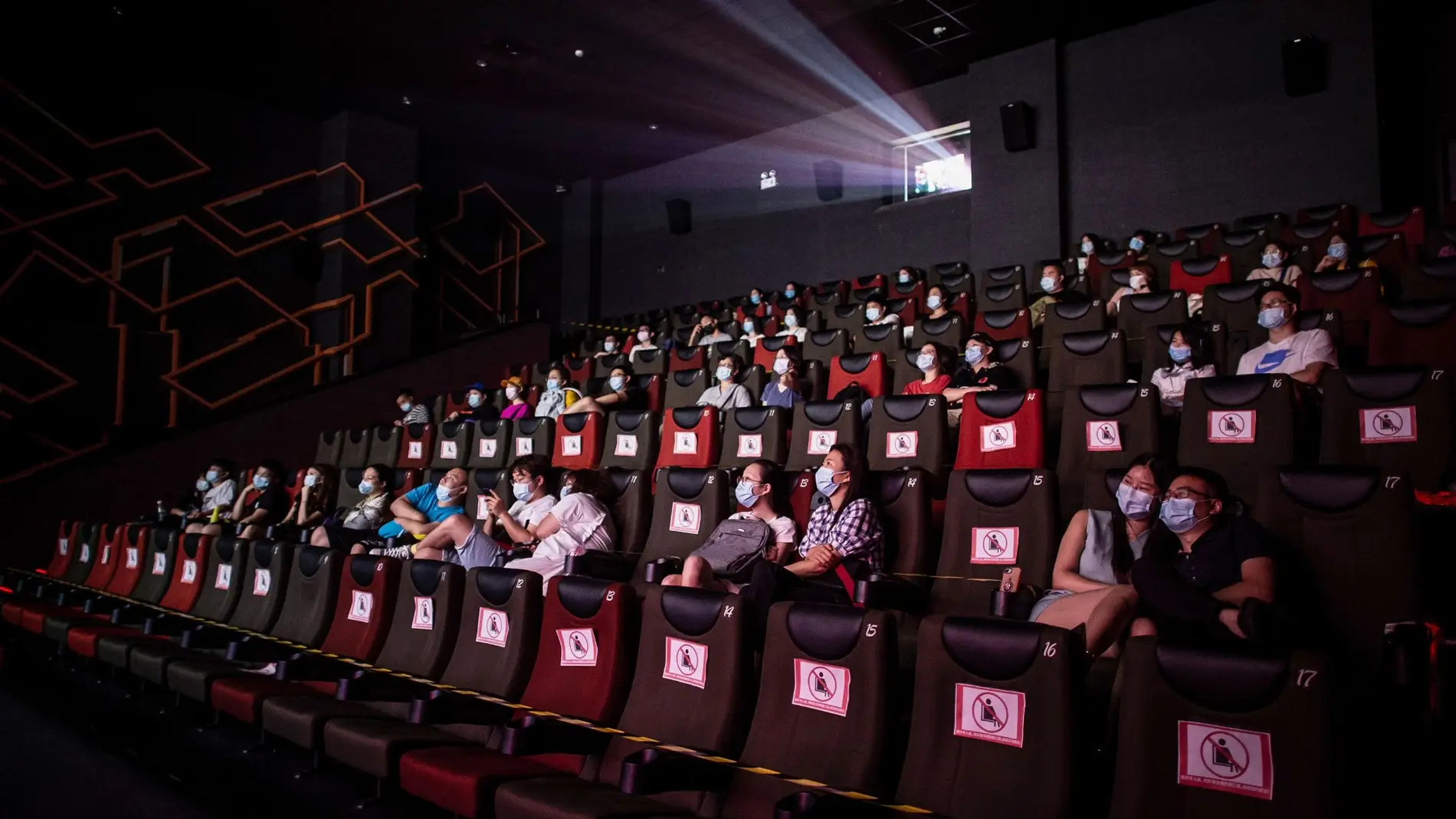 Sala de cine china en plena reapertura comercial tras el confinamiento por coronavirus