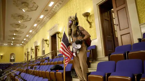 Un seguidor de Donald Trump en el edificio del Capitolio Un seguidor de Donald Trump en el edificio del Capitolio