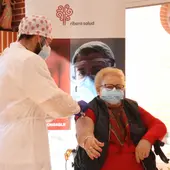 Isabel López, de 85 años, primera vacunada en el Departamento de Salud de Torrevieja Isabel López, de 85 años, primera vacunada en el Departamento de Salud de Torrevieja