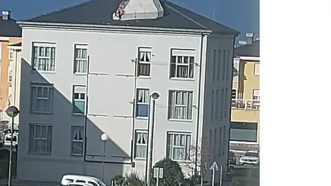 Comunidad Vecinal de Viviendas Sociales de Almuña (Valdés) denuncia que tras quince días sin la chimenea que tiro el viento, el agua entra en viviendas deteriorando el edificio. Comunidad Vecinal de Viviendas Sociales de Almuña (Valdés) denuncia que tras quince días sin la chimenea que tiro el viento, el agua entra en viviendas deteriorando el edificio.