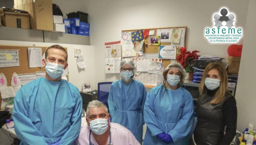 Personal de Asfeme y sanitarios antes de la vacunación contra la covid-19 en el centro.