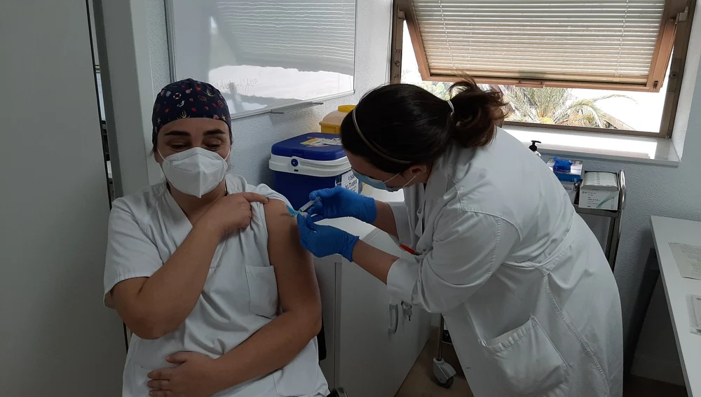 Tania Chapín, TCAE en Elche se vacuna contra la covid-19.