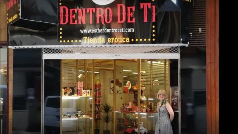 Esther &Aacute;lvarez ante su tienda