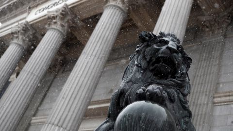 Los leones del Congreso de los Diputados con los primeros copos de nieve del d&iacute;a