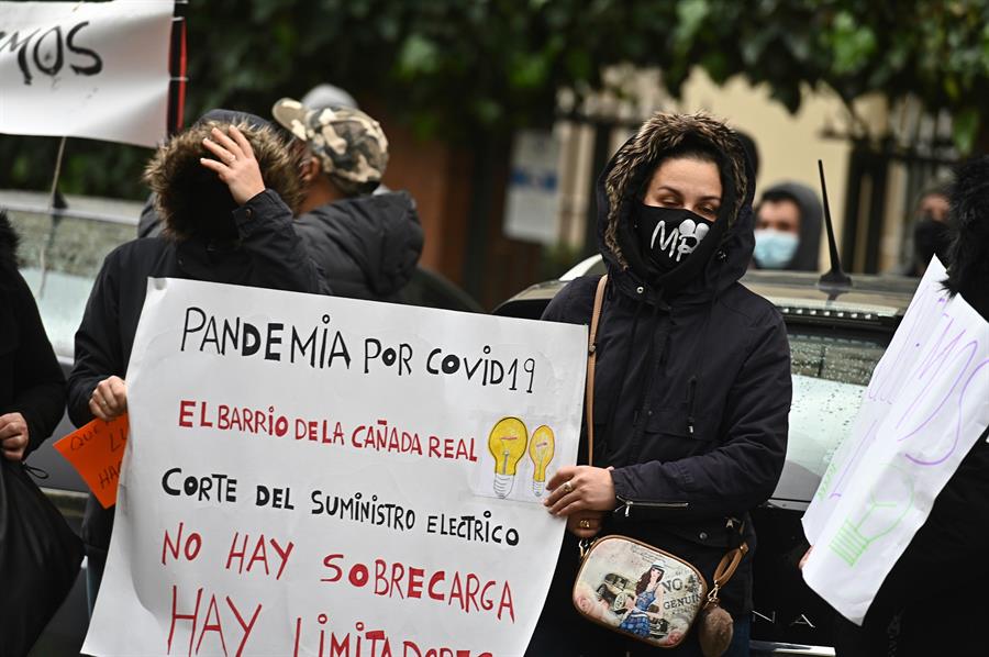 Los vecinos de Cañada Real rechazan el realojamiento en albergues ofrecido por el Ayuntamiento Los vecinos de Cañada Real rechazan el realojamiento en albergues ofrecido por el Ayuntamiento