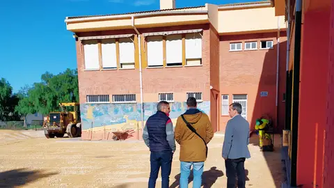 Antonio Puerto, primero por la derecha, visitando un colegio aspense Antonio Puerto, primero por la derecha, visitando un colegio aspense