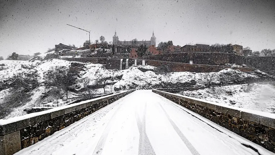 Una bonita estampa de la ciudad de Toledo cubierta por la nieve Una bonita estampa de la ciudad de Toledo cubierta por la nieve