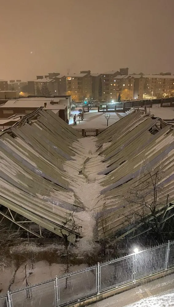 La nieve hunde el techado del pabellón del Colegio Maristas en Toledo