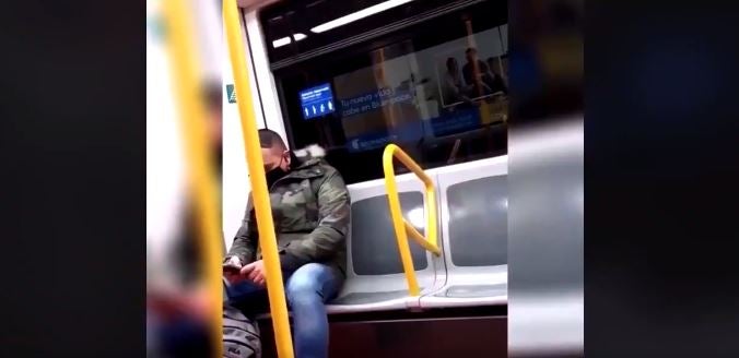 Detienen al agresor racista del metro de Madrid gracias al pasajero que le grabó en vídeo Detienen al agresor racista del metro de Madrid gracias al pasajero que le grabó en vídeo
