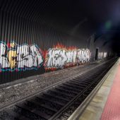 Pintadas en el túnel de la estación de Renfe Elche-Parque. 