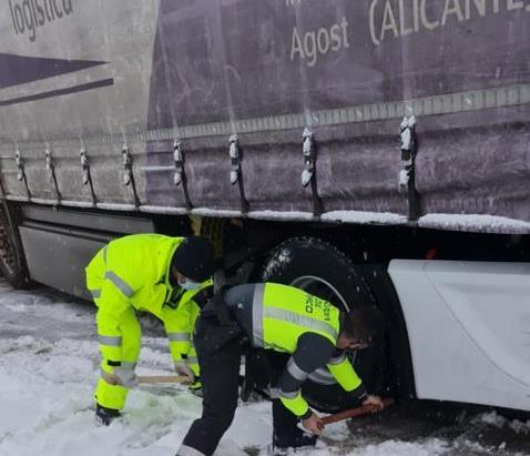 68 horas sin poder mover el camión por culpa de Filomena: "Tuve la suerte de quedarme parado en un área de servicio" 68 horas sin poder mover el camión por culpa de Filomena: "Tuve la suerte de quedarme parado en un área de servicio"