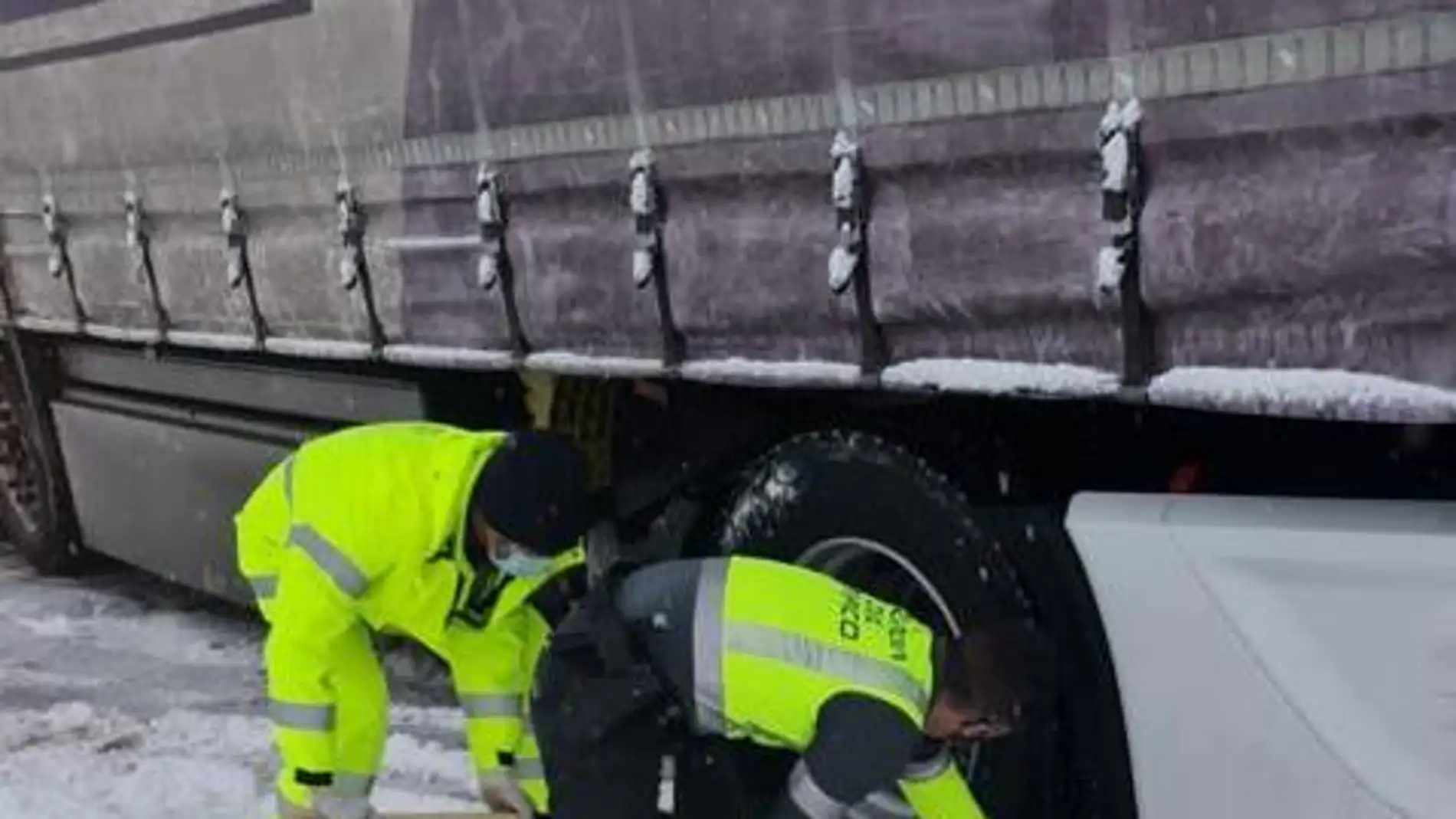 La Guardia Civil auxilia a un camionero de Agost