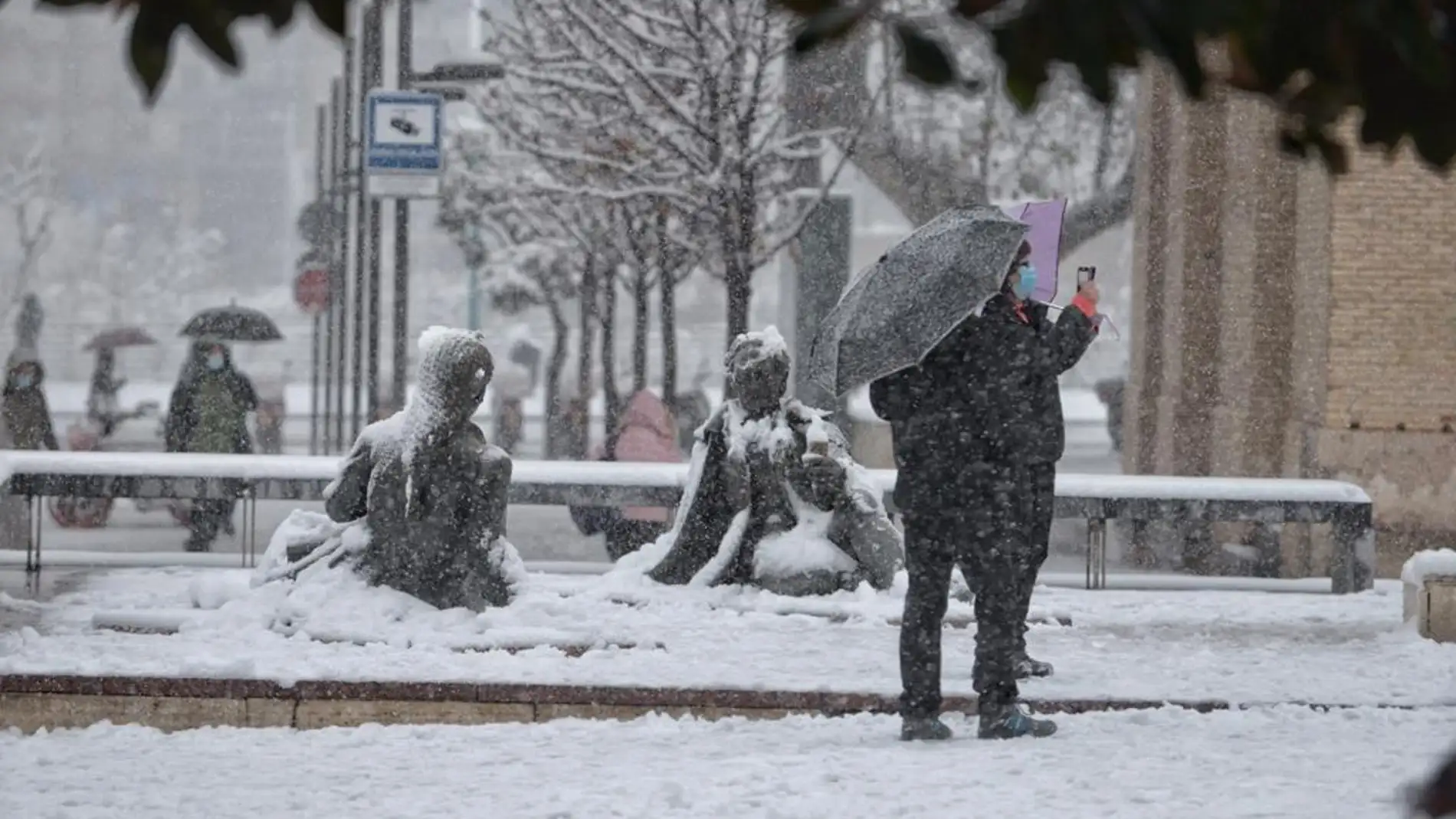 La "gran nevada" llega a Zaragoza sin graves incidentes